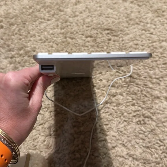 Apple Wired Computer Keyboard - Picture 4 of 6